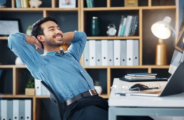 快乐的生意人从轻松的项目 完美的成就和在办公室的快乐中伸出手来 员工们 微笑着 手牵着手完成任务 休息休息一下 以便在办公桌前提高工作效率 — 图库照片