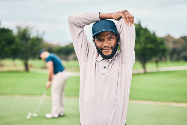競技のためのゲーム 練習やトレーニングのためのコースにストレッチ黒人男性のゴルフ スポーツや肖像画 プロのゴルファー 運動のために暖かく幸せと男性アスリート 活動とゴルフ — ストック写真