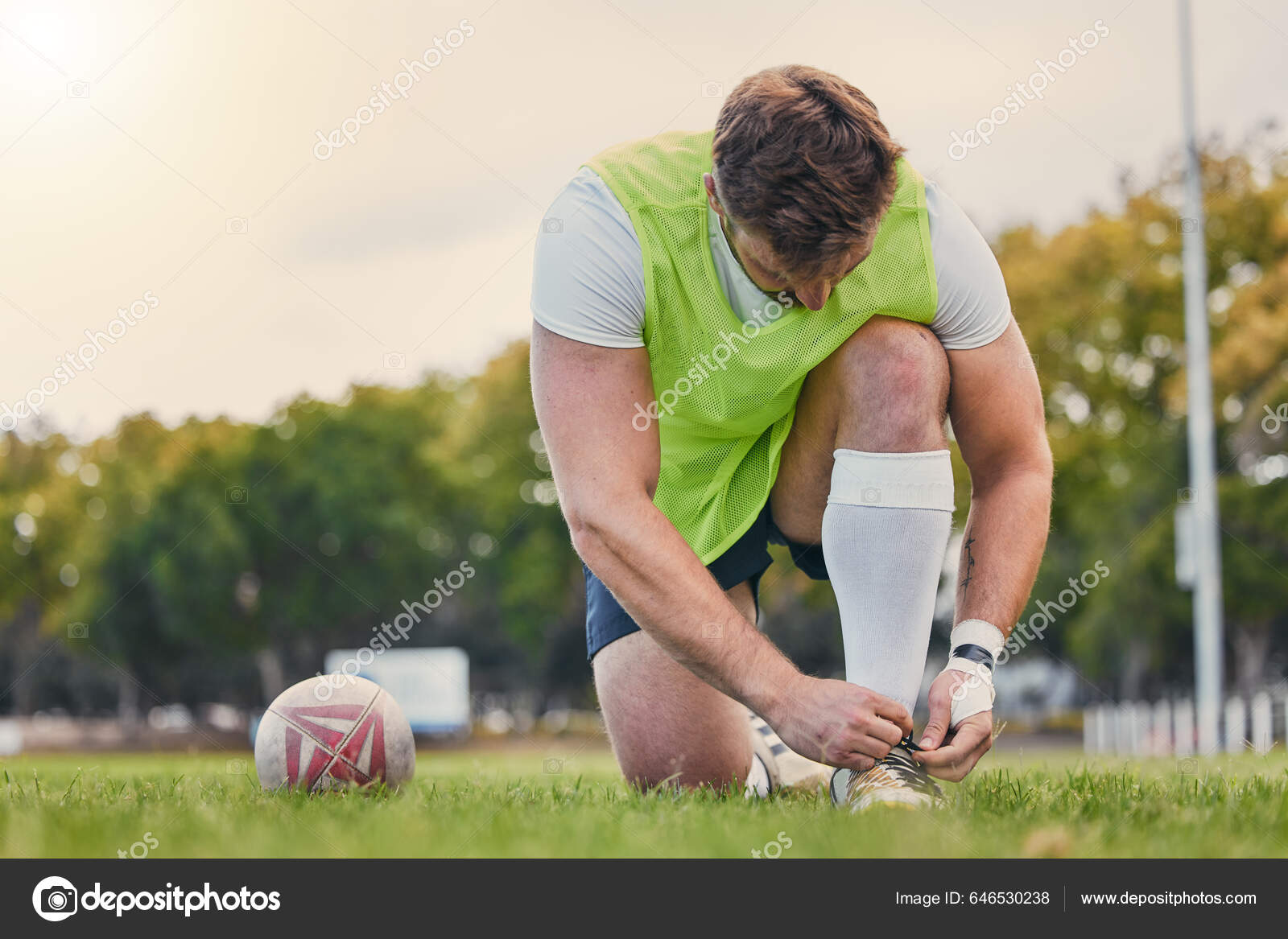 Esportes Futebol Homem Empate Cadarço Treinamento Treino Para Equilíbrio  Bem fotos, imagens de © PeopleImages.com #646530238