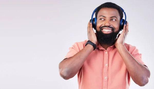 Siyahi Adam Stüdyo Maketi Müzik Için Kulaklık Dinlenmek Dinlemek Arka — Stok fotoğraf