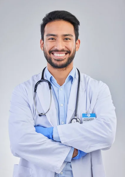 Doktor Szczęśliwy Człowiek Portret Studiu Uśmiechem Twarzy Sukcesu Motywacji Stetoskopu — Zdjęcie stockowe