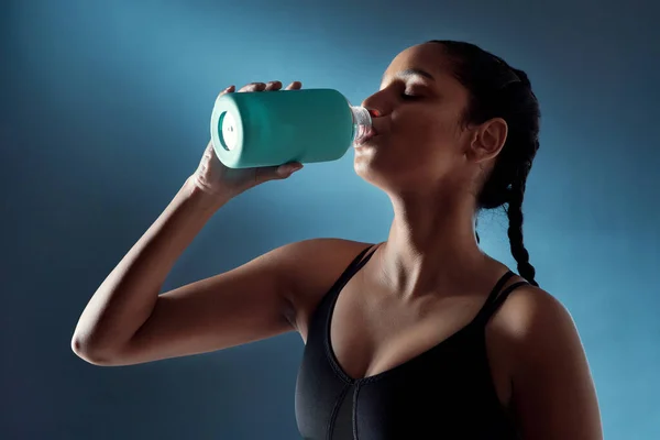 Pobyt Hydratovaný Může Zlepšit Vaše Cvičení Studio Záběr Sportovní Mladé — Stock fotografie