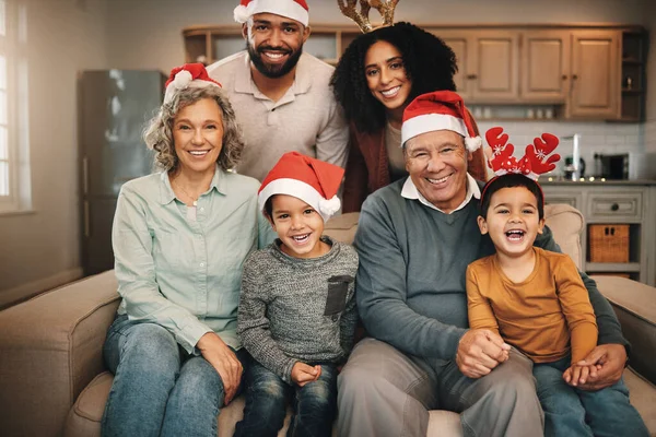 Natal Grande Família Retrato Sorriso Sofá Sala Estar Casa Vínculo — Fotografia de Stock