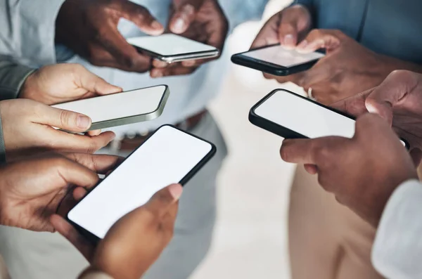 Çevrimiçi Haberleri Arayan Adamlarının Telefon Ekran Modeli Dairesi Elleri Mobil — Stok fotoğraf