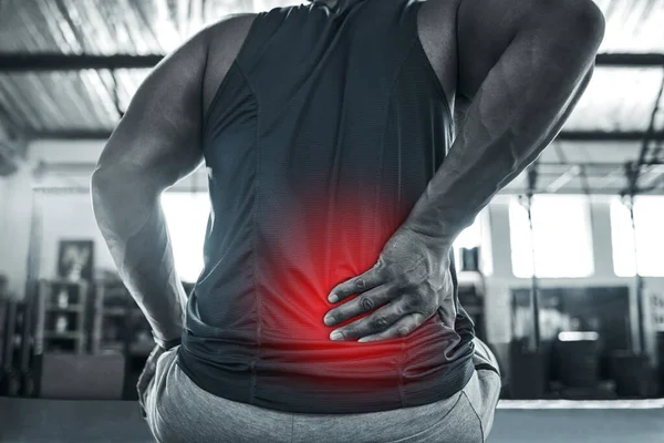 体操馆的背痛从来就不好 运动员疼痛地触摸着他的背 健美运动员的背部肌肉紧张 即使是最有运动精神的人也会受伤 体操比赛中Cgi疼痛的红斑 — 图库照片