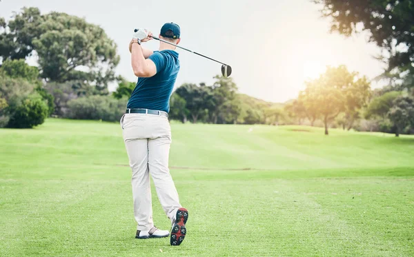 フィールドやレクリエーションや楽しみのためのコースでクラブをスイングスポーツマンとゴルフ バックと趣味 夏の間に緑の上でゲームをプレイ男性のゴルファーとゴルフ 草やストロークのトレーニング — ストック写真