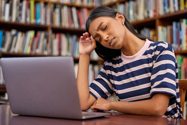 Навчайся Поки Інші Сплять Іспаномовна Жінка Використовує Ноутбук Стресує Бібліотеці — стокове фото