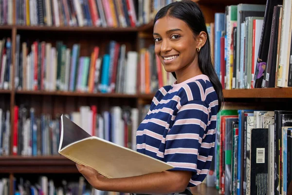 Hoeft Alleen Maar Naar Bibliotheek Gaan Een Jonge Vrouw Die — Stockfoto