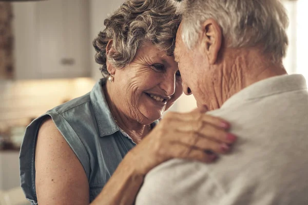 Onunlayken Daha Mutluyum Evde Kucaklaşan Yaşlı Bir Çift — Stok fotoğraf