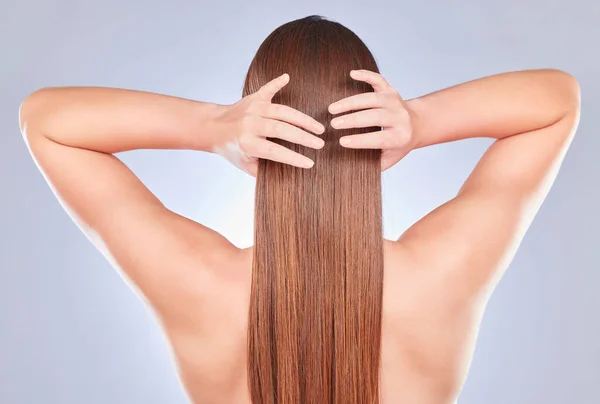 Hair Touch Vrouw Achterkant Van Een Model Met Schoonheid Wellness — Stockfoto