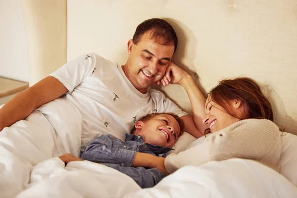 Que Precisa Alarme Quando Tem Filhos Casal Feliz Deitado Cama — Fotografia de Stock