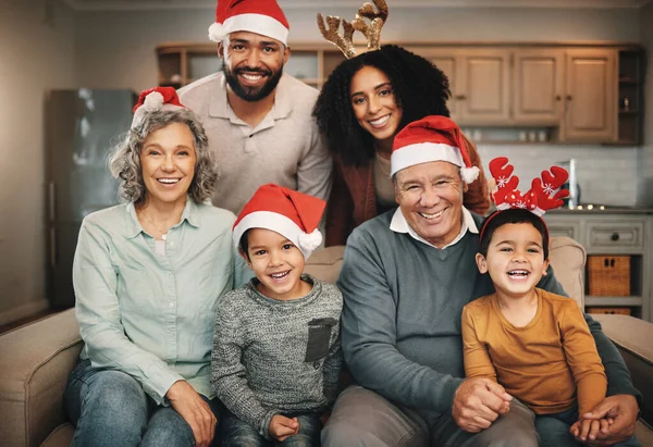 Boże Narodzenie Duża Rodzina Portret Uśmiech Kanapie Salonie Domu Nawiązywanie — Zdjęcie stockowe