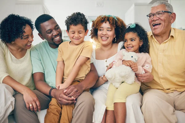 Zwarte Familie Kinderen Woonkamer Bank Met Hechting Ouder Liefde Zorg — Stockfoto
