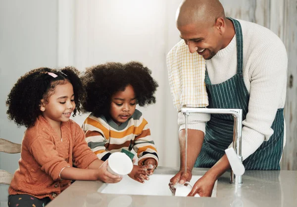 Limpeza Aprendizagem Feliz Com Família Negra Cozinha Para Ligação Higiene — Fotografia de Stock