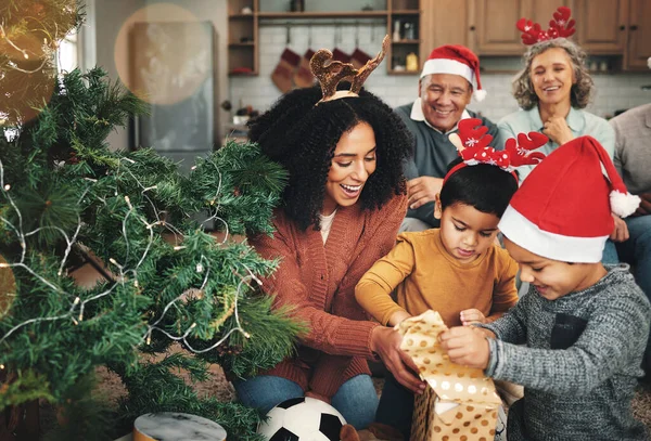 Miłość Boże Narodzenie Otwarcie Rodziny Prezenty Świąteczne Szczęście Wysokiej Jakości — Zdjęcie stockowe