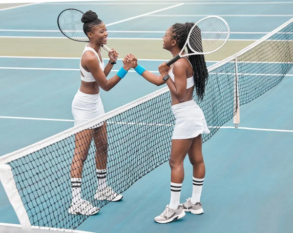 快乐的运动员在网球场庆祝 两个朋友在网球场上手拉手 打网球比赛后 年轻的女人在一起 适合参加网球比赛的年轻女子 — 图库照片