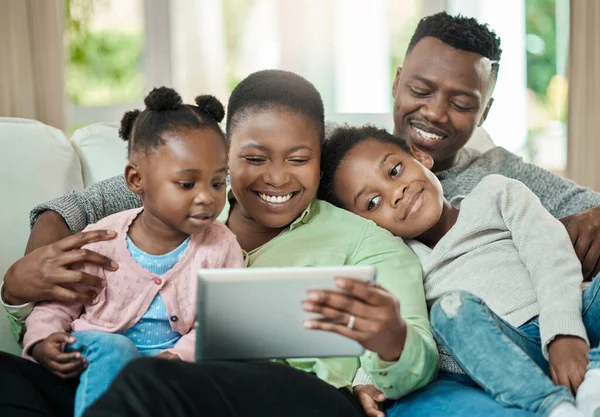Den Moderna Familjen Tillgiven Ung Familj Fyra Personer Som Använder — Stockfoto