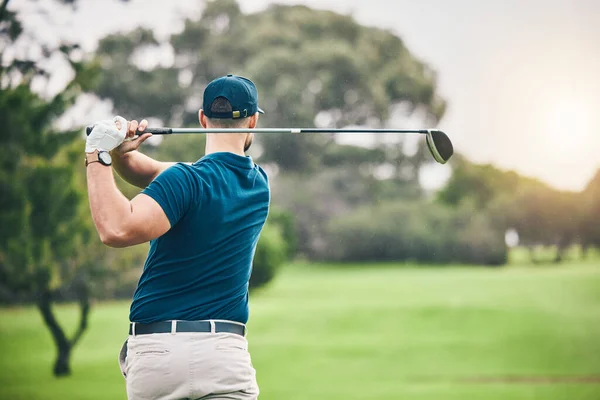 トレーニングやワークアウトの試合のフィールド上のスポーツ ゴルフや男スイングドライバー フィットネス ゴルフコース 練習のための男性のゴルファースイングクラブ 屋外でのレクリエーションのための競争やゲーム — ストック写真