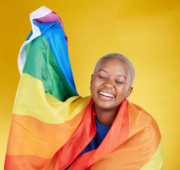 Lachende Lgbtq Zwarte Vrouw Met Trots Vlag Studio Geïsoleerd Een — Stockfoto