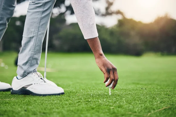 Hobby Golfball Und Tee Mit Der Hand Des Schwarzen Mannes — Stockfoto