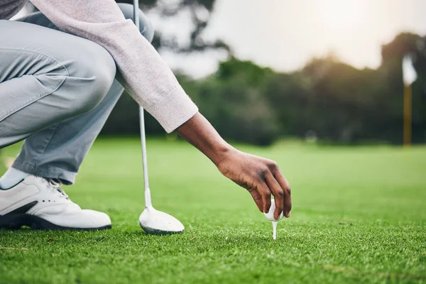 Klaar Golfbal Tee Met Hand Van Zwarte Man Het Veld — Stockfoto