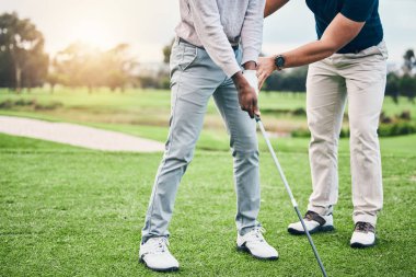 Golf dersi, spor hocalığı ve antrenör elleri açık havada sallanan ve felçli bir adama yardım ediyor. Mercek, yeşil saha ve bir sporcunun spor, spor ve antrenman için hazır olması..