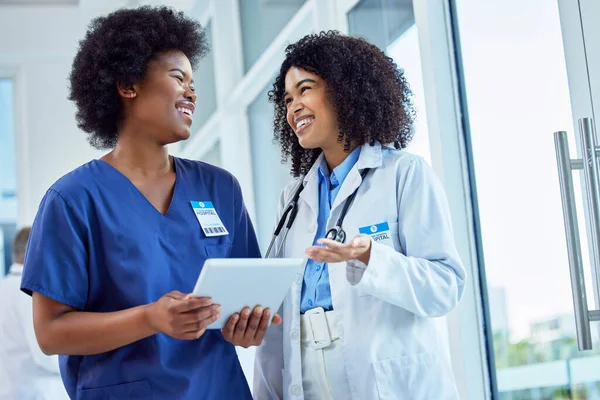 Médicos Mulheres Trabalho Equipe Tablet Para Gestão Hospitalar Análise Dados — Fotografia de Stock