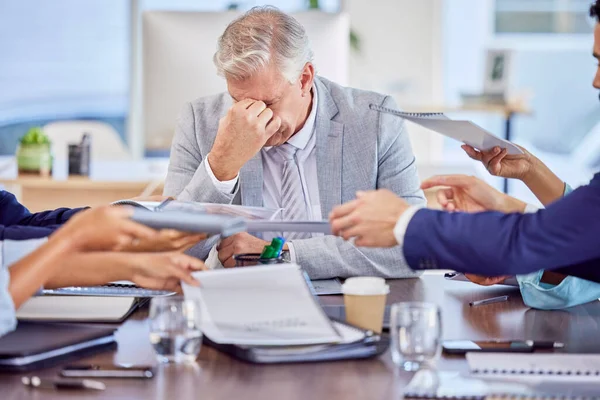 Empresário Reunião Com Dor Cabeça Burnout Estresse Com Emergência Saúde — Fotografia de Stock