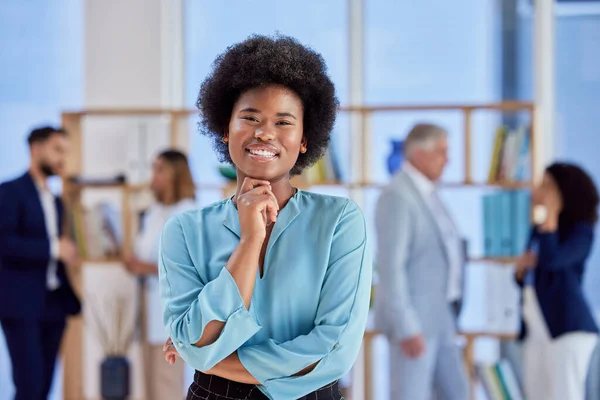 Портрет Миссия Мышление Деловой Черной Женщиной Офисе Стоящей Подбородке Будущих — стоковое фото