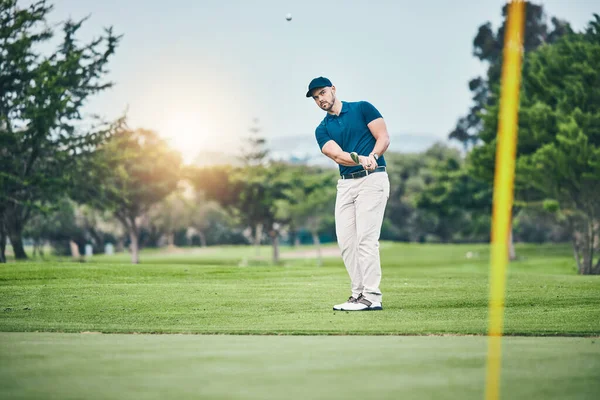 ゴルフ ストロークとレクリエーション 楽しさと趣味のためのフィールドやコースでクラブをスイングスポーツマンを目指しています 夏の間に緑の上でゲームをプレイ男性のゴルファーとゴルフ 草やトレーニング — ストック写真