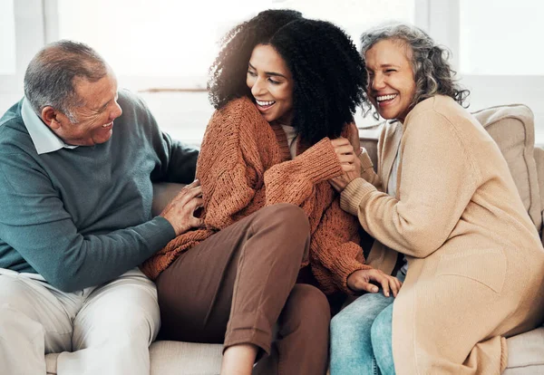 Ailesi Neşeli Siyahi Bir Kadın Oturma Odasındaki Kanepede Birlikte Otururken — Stok fotoğraf