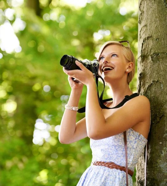 Die Natur Ist Inspirierend Eine Attraktive Junge Frau Fotografiert Draußen — Stockfoto