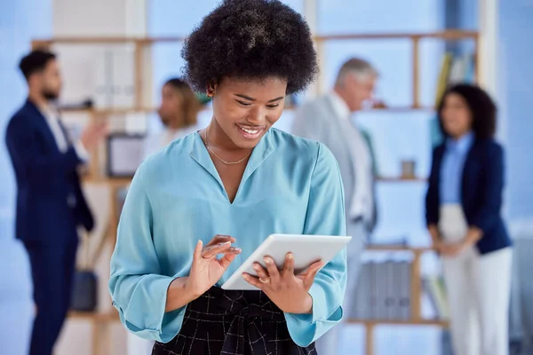 Zwarte Vrouw Tablet Voor Kantoor Management Een Gelukkige Carrière Human — Stockfoto