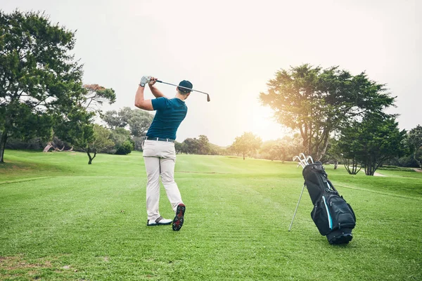 フィールドやレクリエーションや楽しみのためのコースでクラブをスイングスポーツマンとゴルフ ストロークとトレーニング 夏の間に緑の上でゲームをプレイ男性のゴルファーとゴルフ 草や趣味 — ストック写真