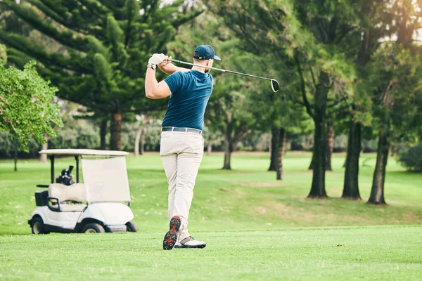 高尔夫 专注于一个运动员在场地或球场上挥动俱乐部以获得娱乐和乐趣 夏天与一名男子高尔夫球手在草地上打高尔夫和训练 — 图库照片