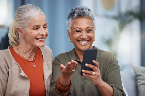 Oudere Vrouwen Glimlachen Bellen Sociale Media Woonkamer Met Senior Vrouwen — Stockfoto