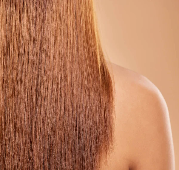 拥有直发 角蛋白或健康发型的女人的发型 背影和美感 带发廊处理的用于生长 质地和深褐色头发 假发或染料的包扎 健康和女模 — 图库照片