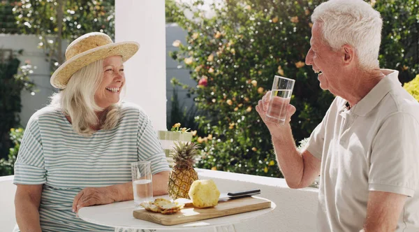 Always Find Something Giggle Happy Senior Couple Sitting Together Enjoying — Stock Photo, Image