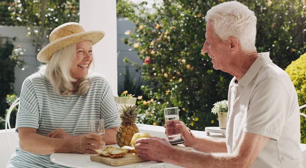 Got Retire Together Happy Senior Couple Sitting Together Enjoying Snack — Stock Photo, Image