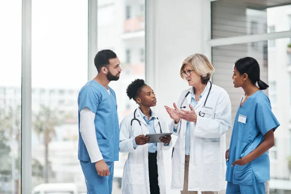 Criando Plano Executável Para Seus Pacientes Grupo Médicos Que Discutem — Fotografia de Stock