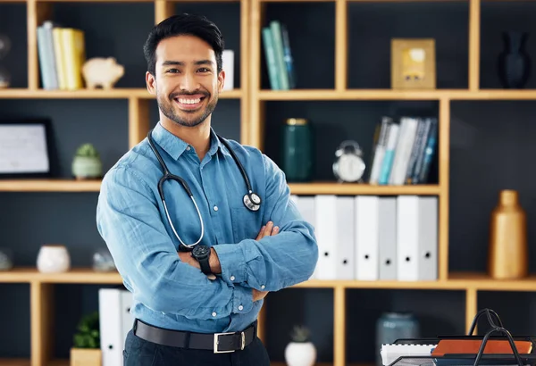 Ritratto Uomo Medico Asiatico Con Assistenza Sanitaria Braccia Incrociate Successo — Foto Stock