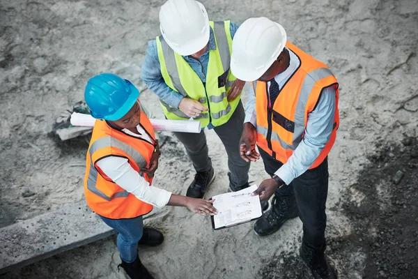 Respect Des Délais Construction Avec Technologie Numérique Groupe Constructeurs Examinant — Photo