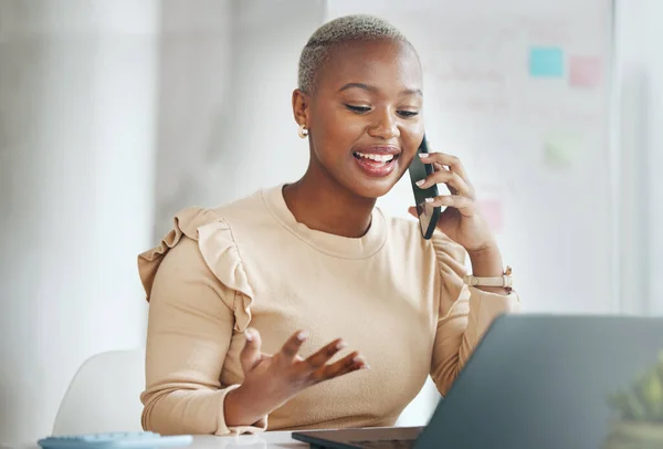 Telefoongesprek Zakelijke Zwarte Vrouw Functie Chatten Spreken Met Contact Laptop — Stockfoto