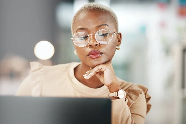 Escritório Laptop Mulher Negra Com Óculos Pensando Lendo Mail Pesquisa — Fotografia de Stock