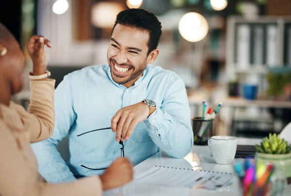 Spotkanie Planowanie Współpraca Śmiejącymi Się Ludźmi Podczas Pracy Ich Biurze — Zdjęcie stockowe