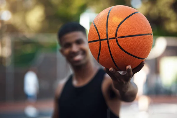 Miért Nem Mutatod Meg Képességeidet Egy Sportos Fiatalember Portréja Kosárlabdapályán — Stock Fotó