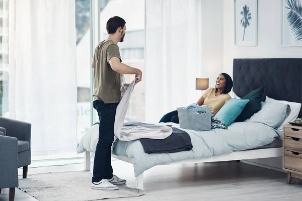 Sen Sakin Ben Icabına Bakarım Karısı Evde Yatağında Dinlenirken Çamaşırları — Stok fotoğraf