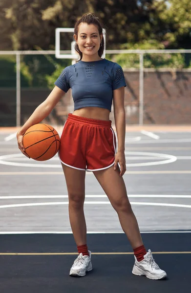Stojąc Prosto Grając Piłkę Portret Sportowej Młodej Kobiety Trzymającej Koszykówkę — Zdjęcie stockowe