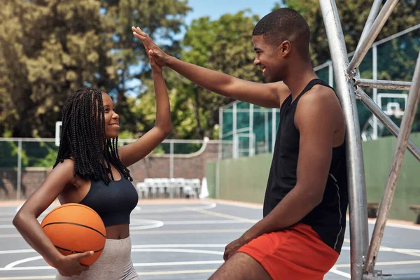 Takım Olarak Harikayız Genç Bir Kadın Basketbol Sahasında Takım Arkadaşına — Stok fotoğraf