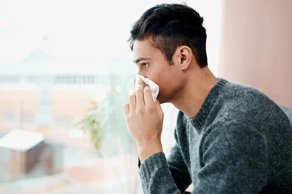 Nedovol Aby Chřipka Přemohla Mladý Muž Který Kouří Nosu Zatímco — Stock fotografie